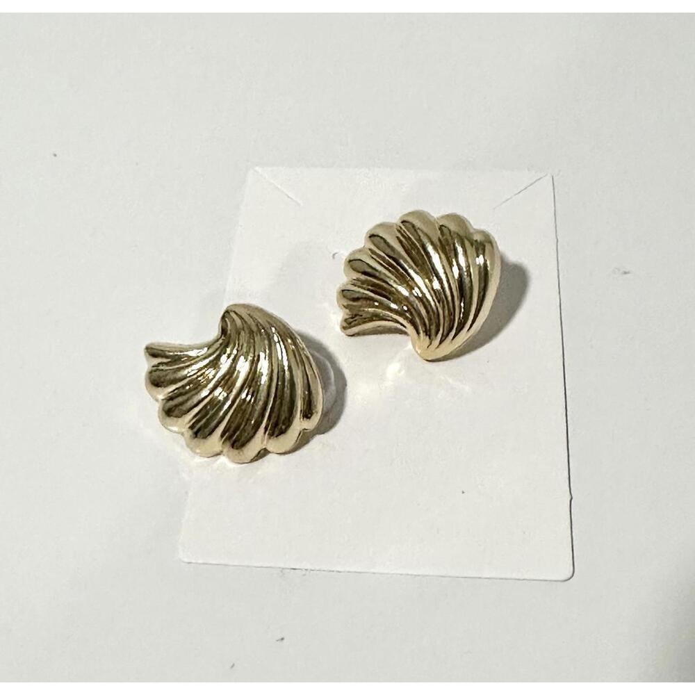 NWT Fashion Jewelry Womens Earrings Scalloped Shell Design Gold Toned Post Stud - Picture 3 of 5